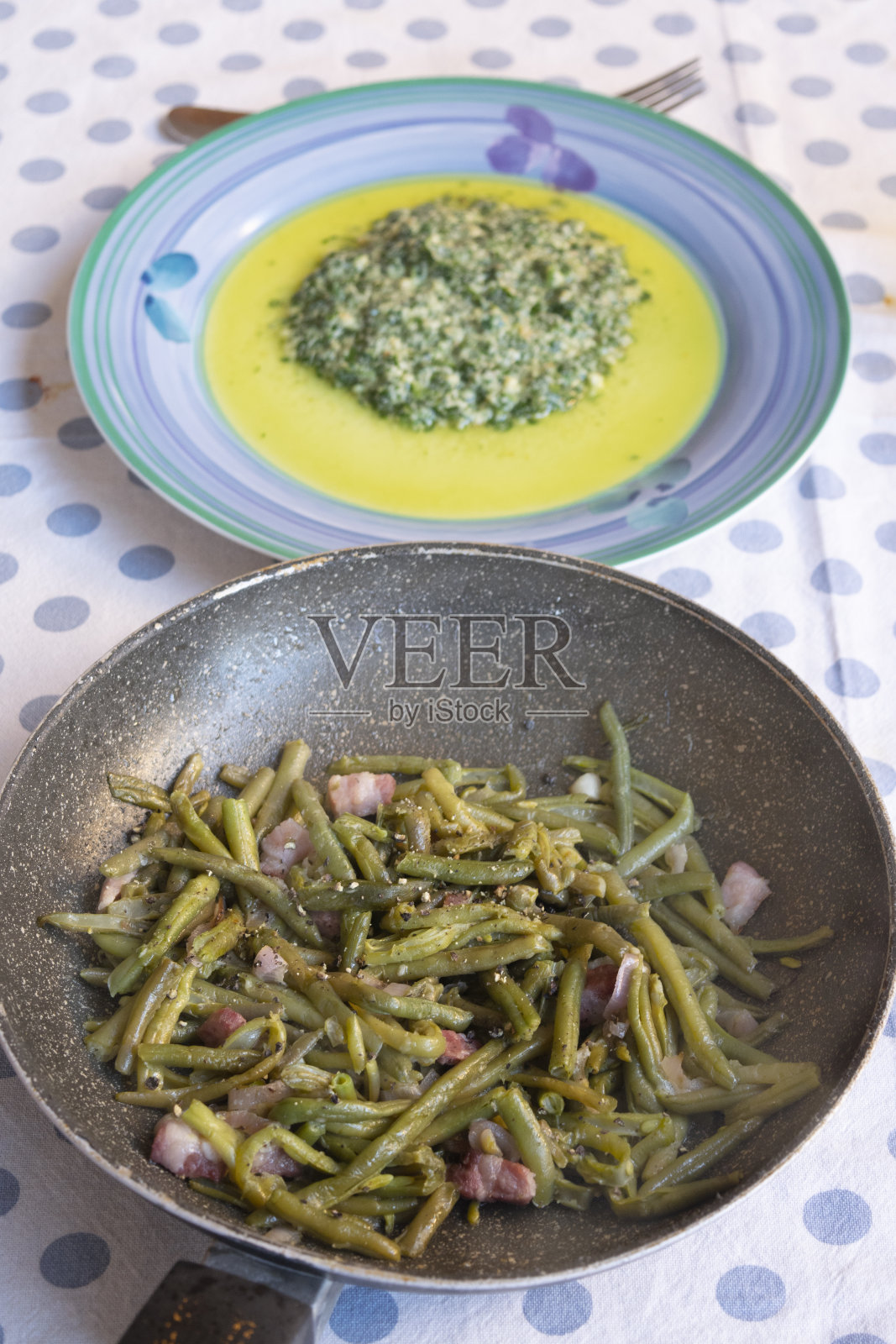 青豆在平底锅中炒照片摄影图片