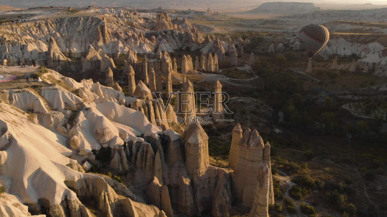 热气球在沙漠上空升起的鸟瞰图照片摄影图片