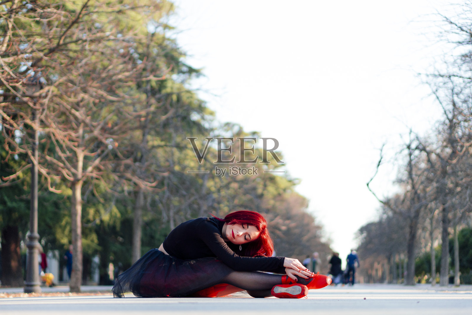 在马德里雷蒂罗公园跳芭蕾舞的红发舞者照片摄影图片