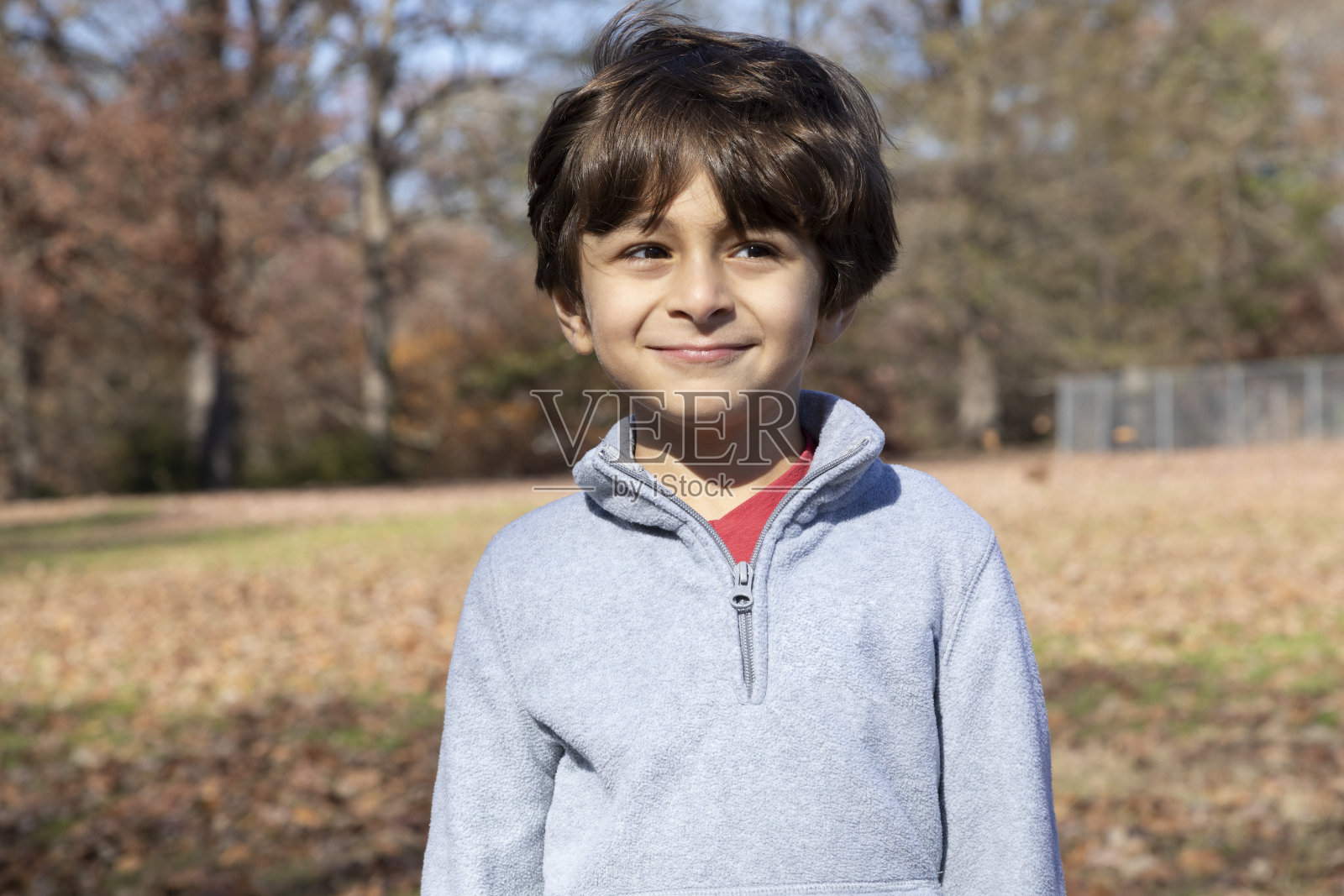 秋天里的小男孩照片摄影图片