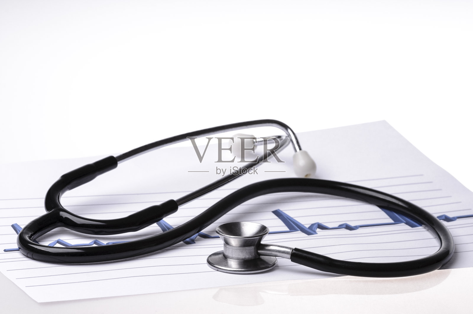 听诊器,用于在心电图背景上听心跳和肺照片摄影图片