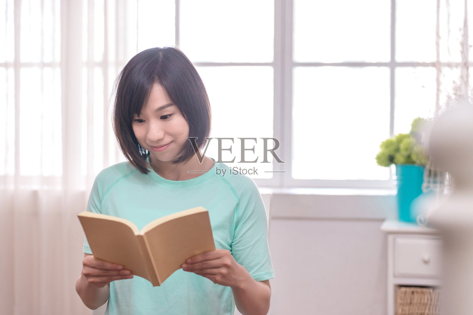 年轻女孩正在学习课本照片摄影图片