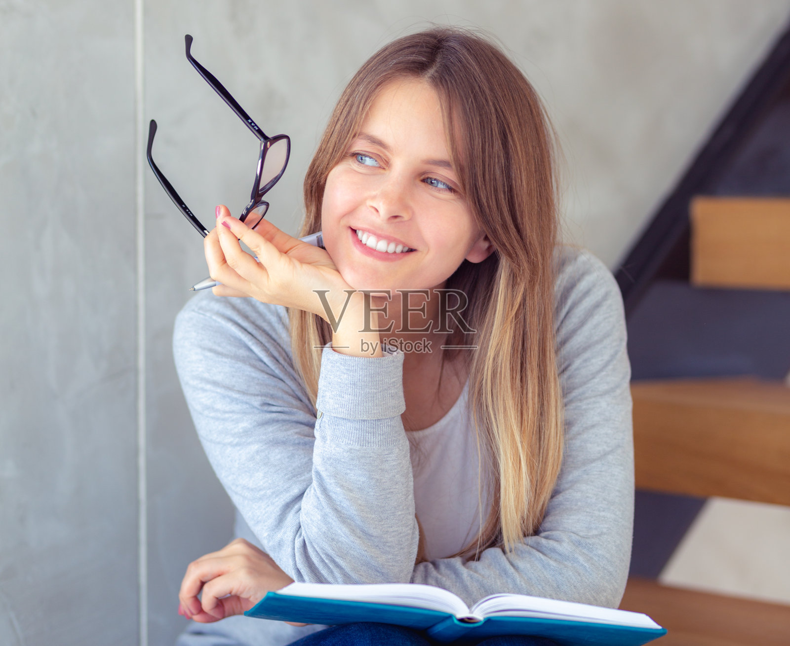 微笑的女大学生照片照片摄影图片