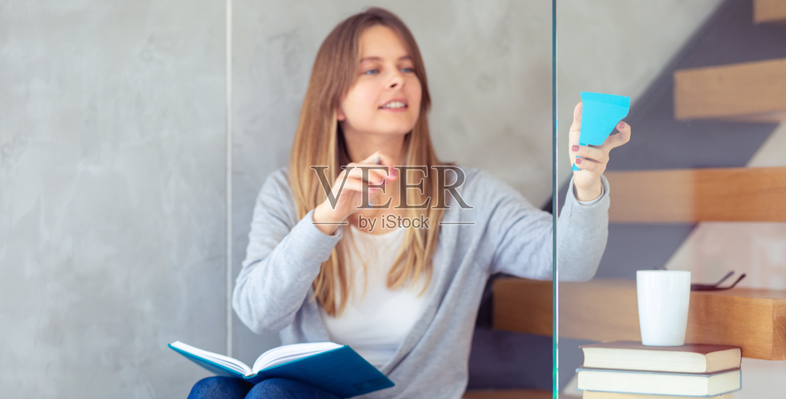 大学生女孩检查笔记库存照片照片摄影图片