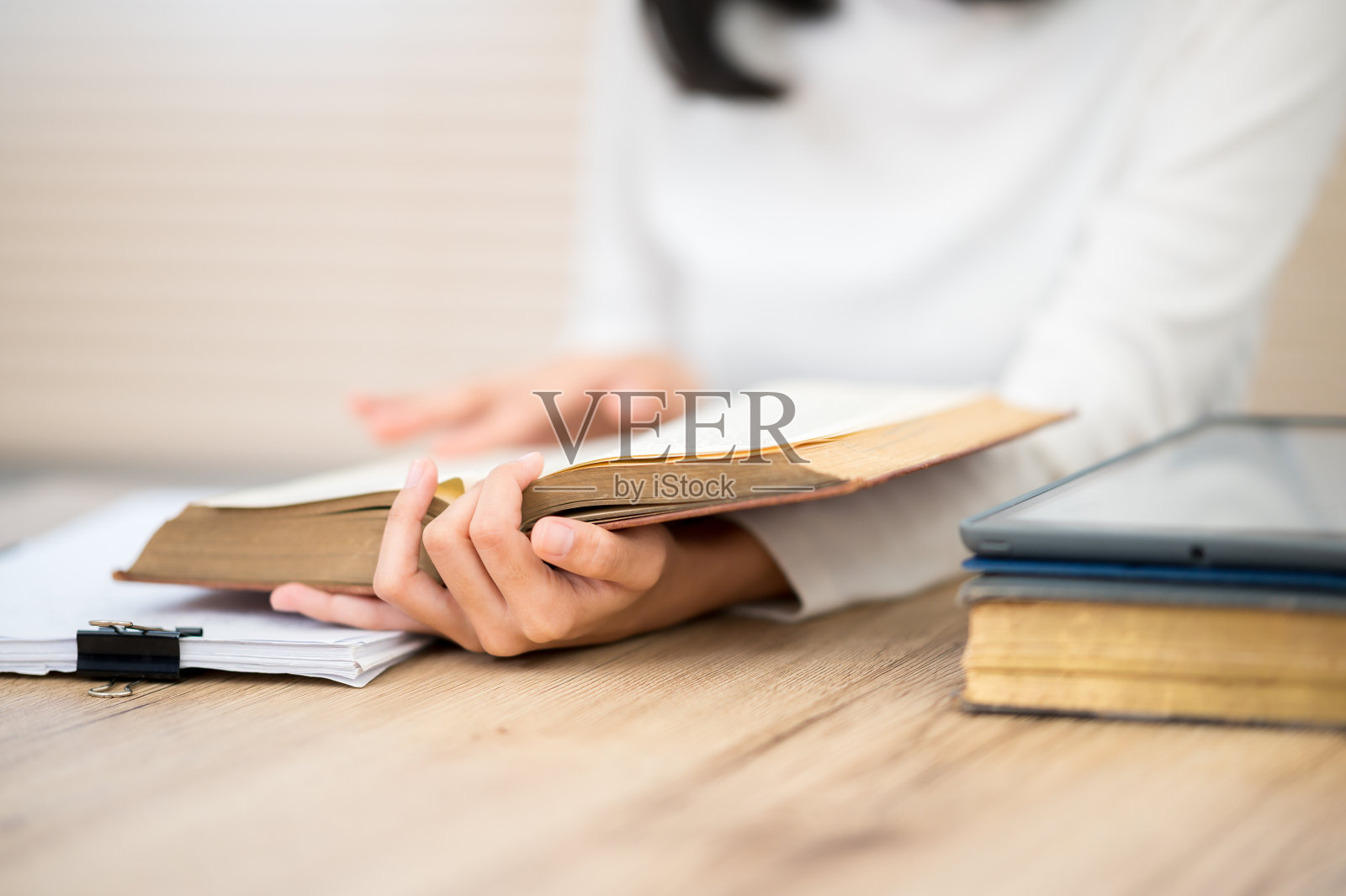 亚洲女学生穿着白衬衫坐在大学里阅读照片摄影图片