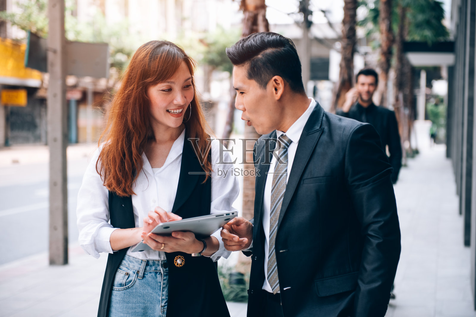 在商业区步行洽谈合作的商务人士照片摄影图片