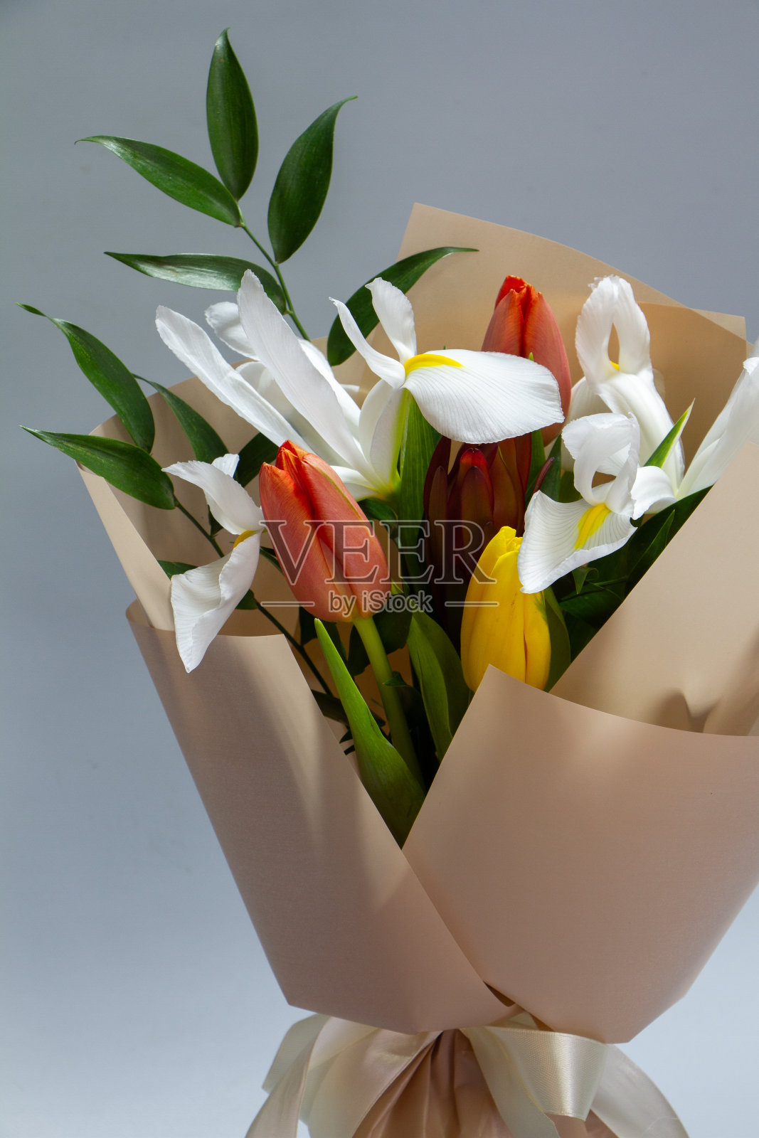 特写新鲜的春天郁金香,鸢尾,红葡萄的花束在灰色的背景上,选择性的焦点照片摄影图片