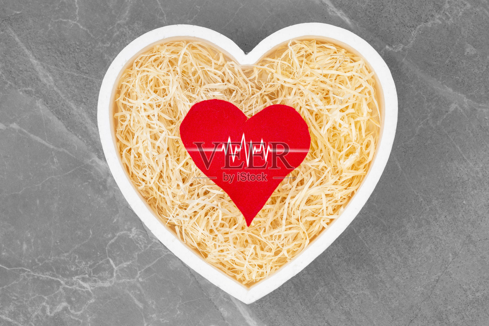 内有红心的心形礼盒照片摄影图片