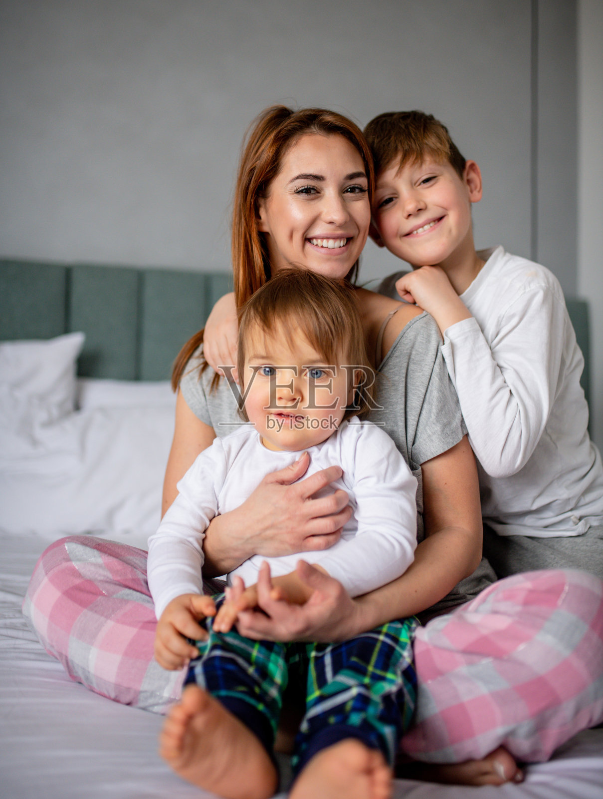 母亲和她的两个儿子。照片摄影图片