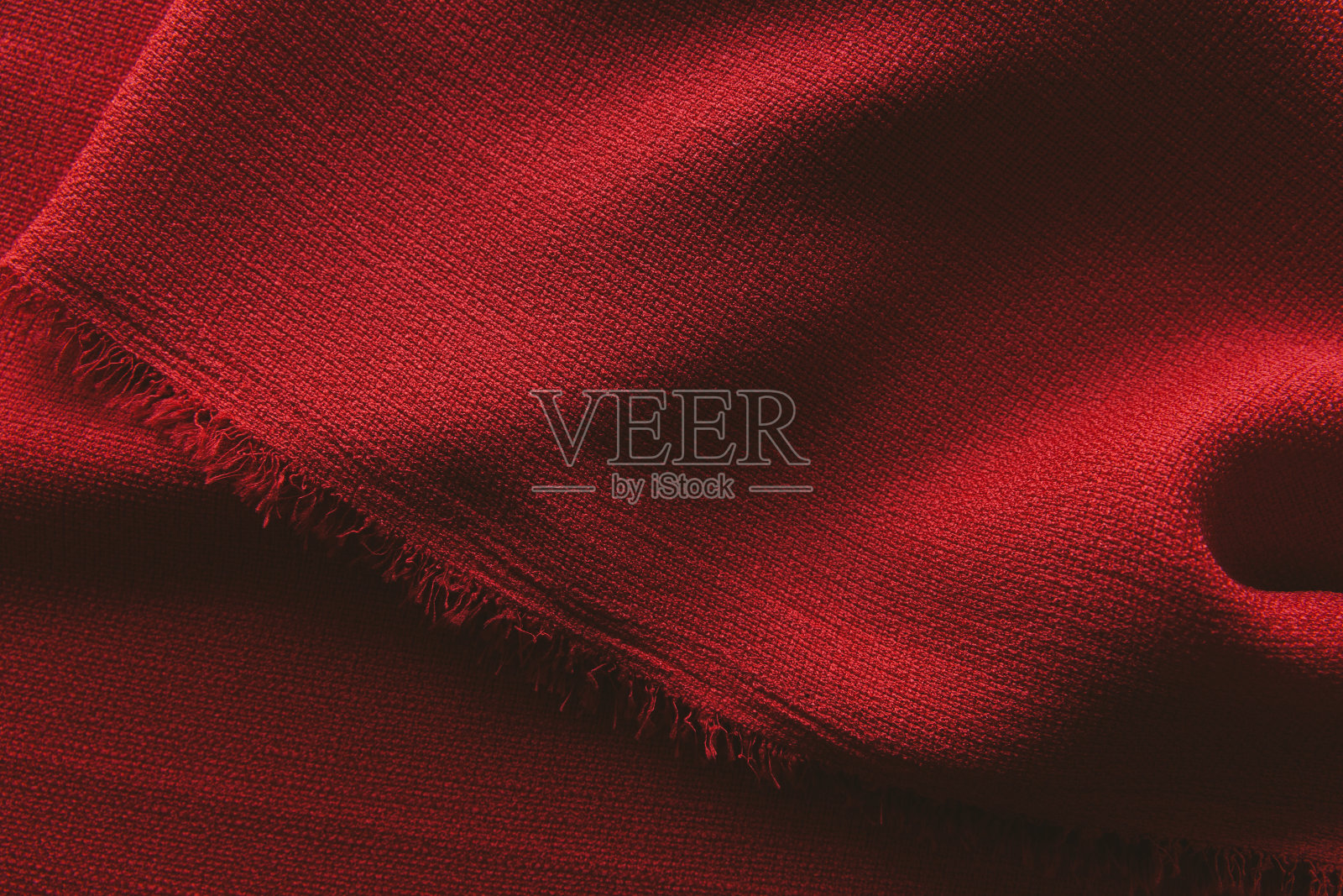 黄麻红色的亚麻布放在一张自然光下的桌子上照片摄影图片