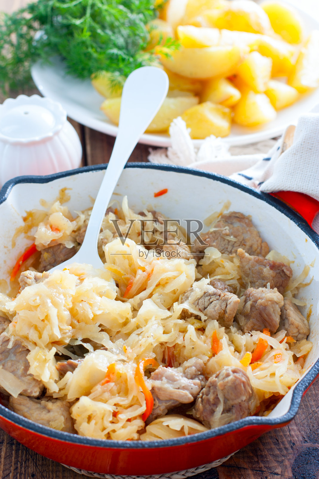 用平底锅炖酸菜,选择性聚焦照片摄影图片