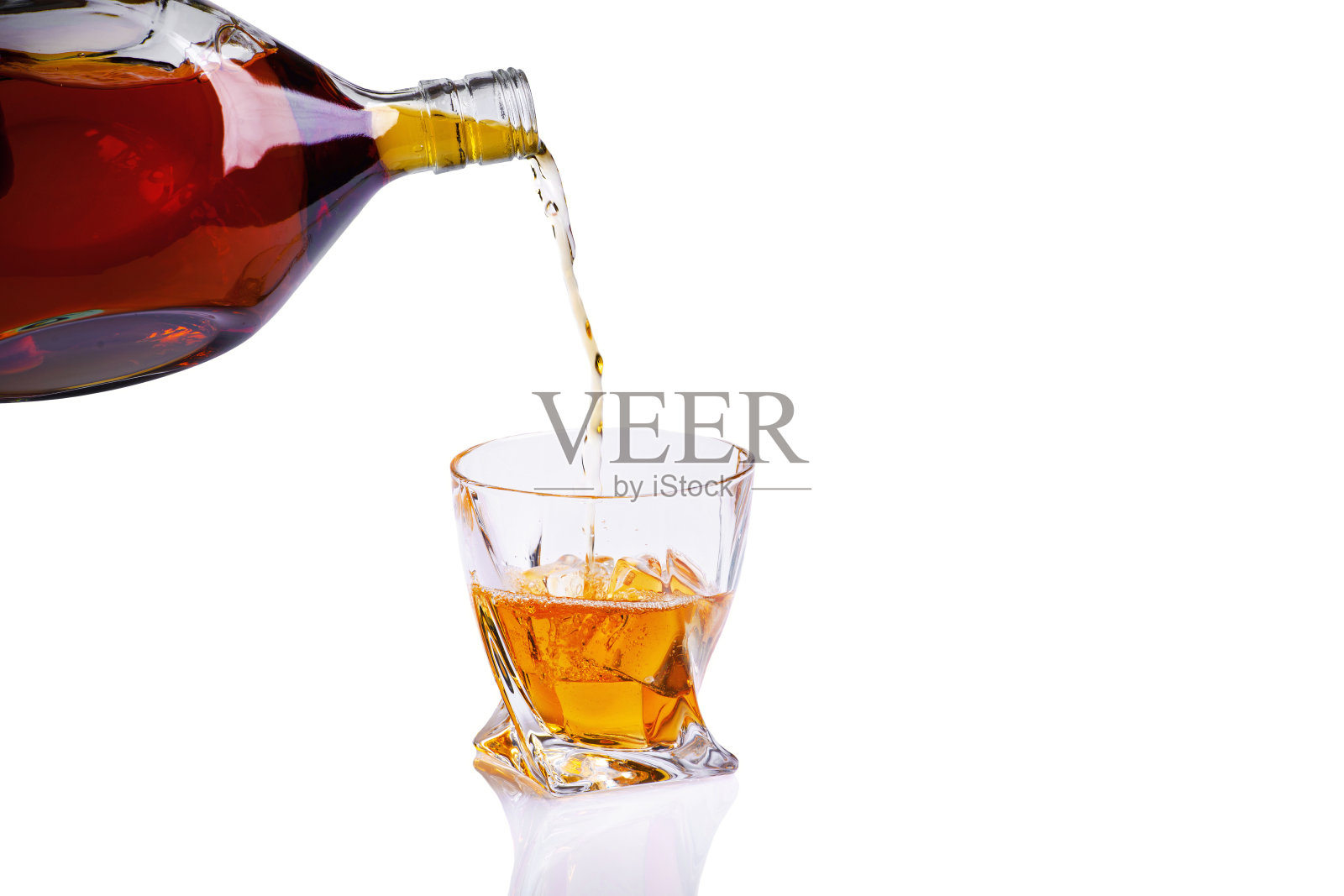 白背景威士忌,白兰地杯照片摄影图片