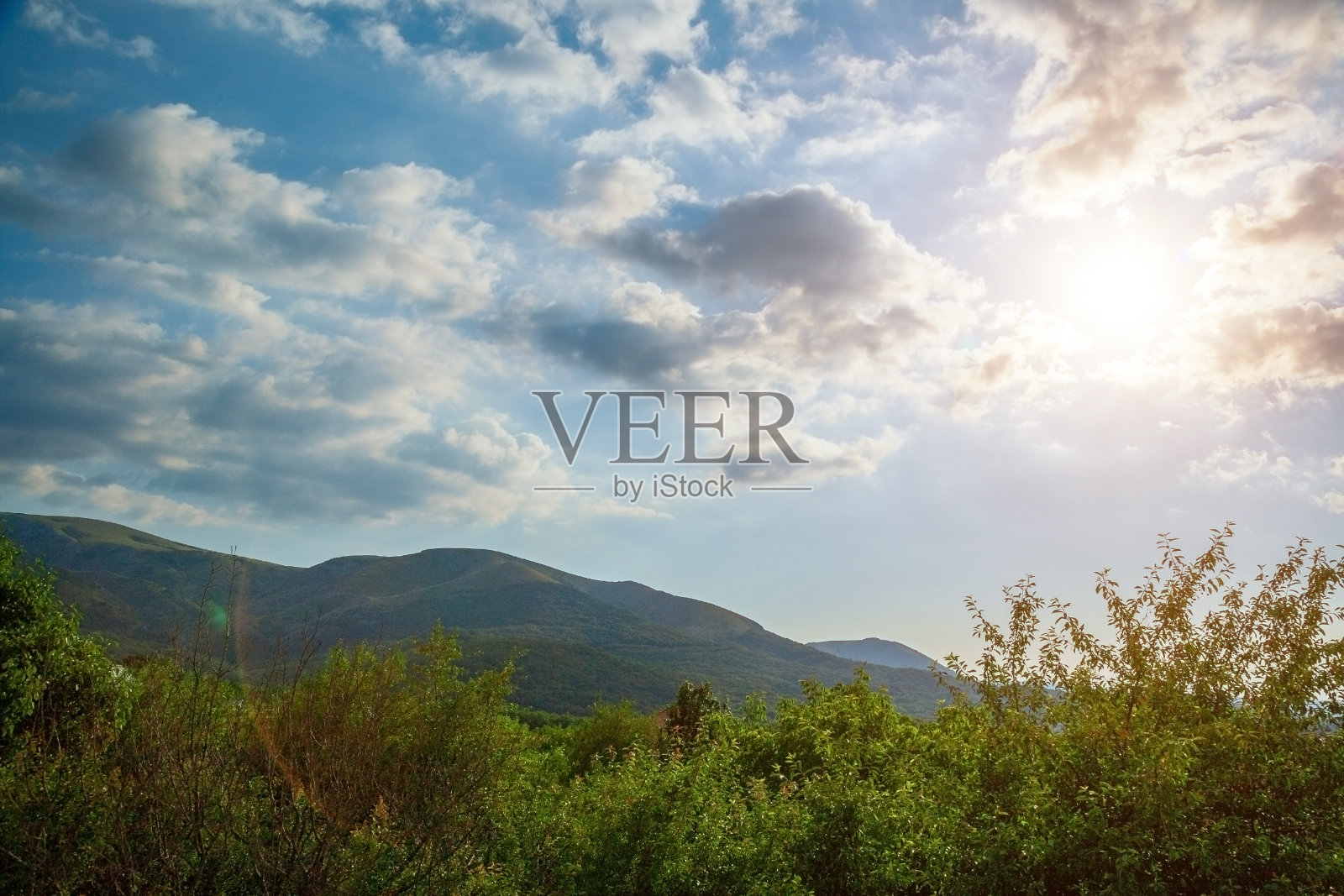 山上的天空,有阳光的云彩照片摄影图片