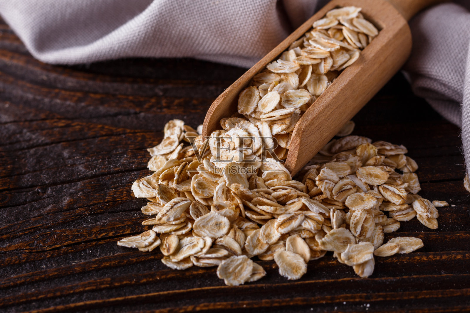 在木头乡村背景上放着生燕麦照片摄影图片