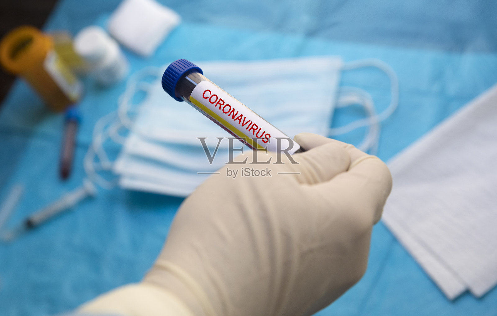 手持含血新冠病毒试管实验室照片摄影图片