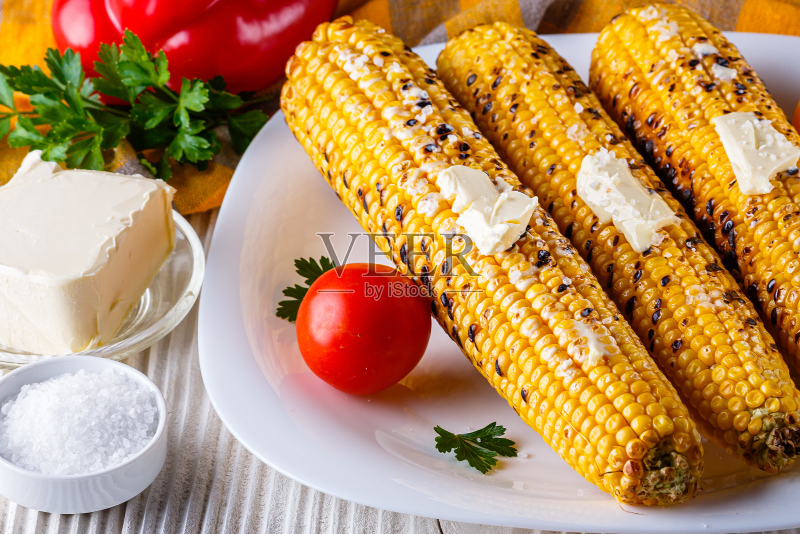 烤玉米芯在白色木制的乡村背景照片摄影图片