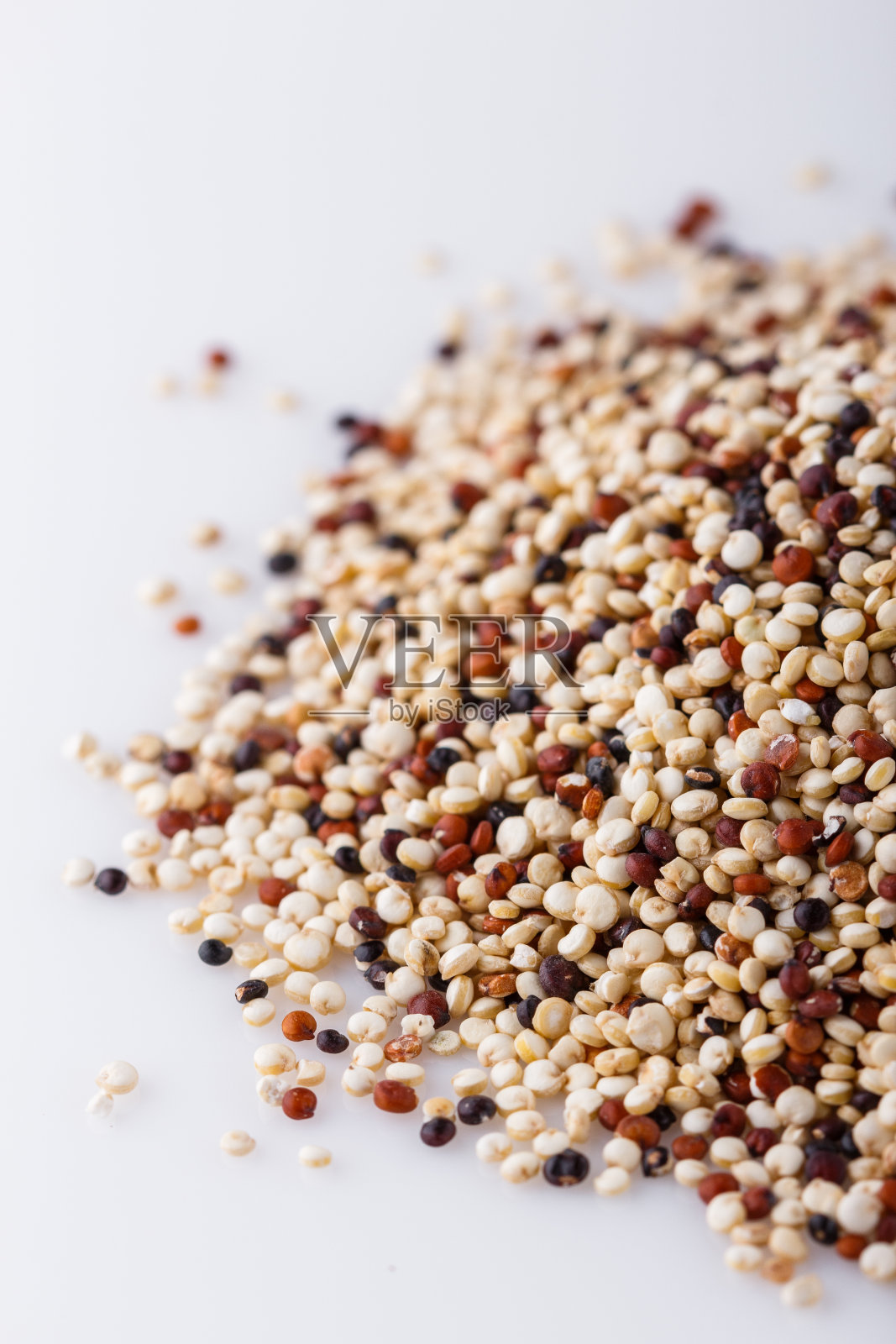在白色丙烯酸背景上混合藜麦颗粒照片摄影图片