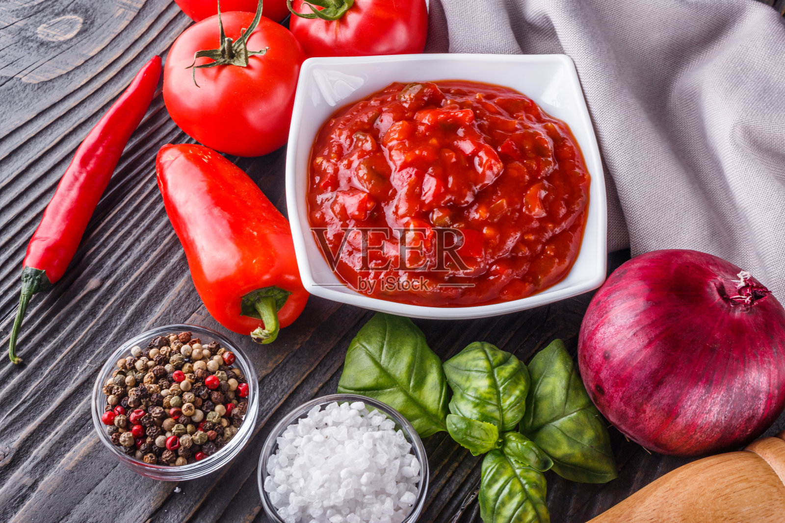 新鲜美味的番茄酱在乡村的木制背景照片摄影图片