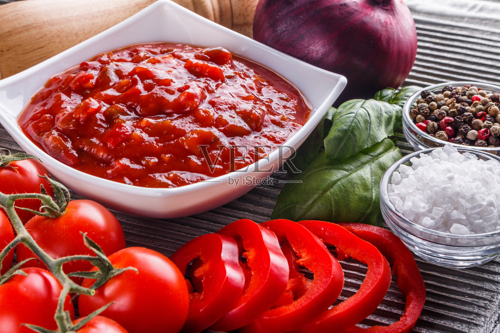 新鲜美味的番茄酱在乡村的木制背景照片摄影图片