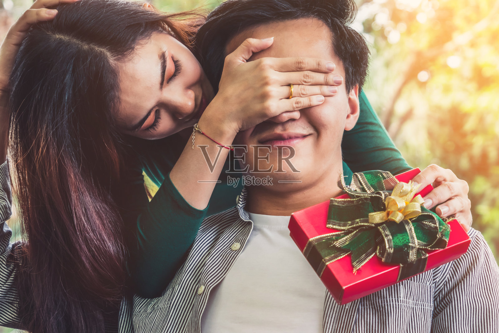 幸福的夫妇赠送礼物庆祝照片摄影图片