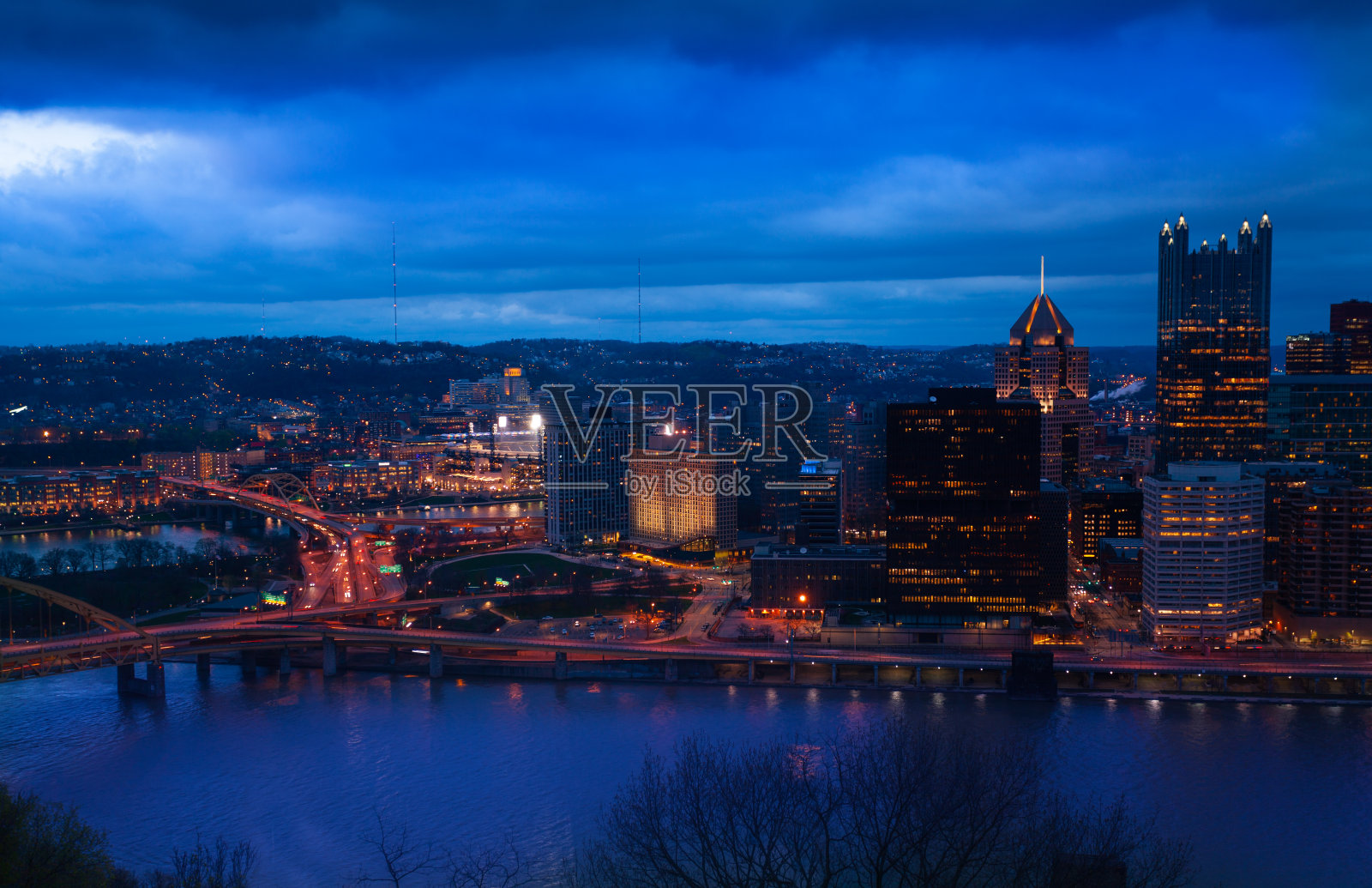 匹兹堡和市中心的杜肯大桥照片摄影图片