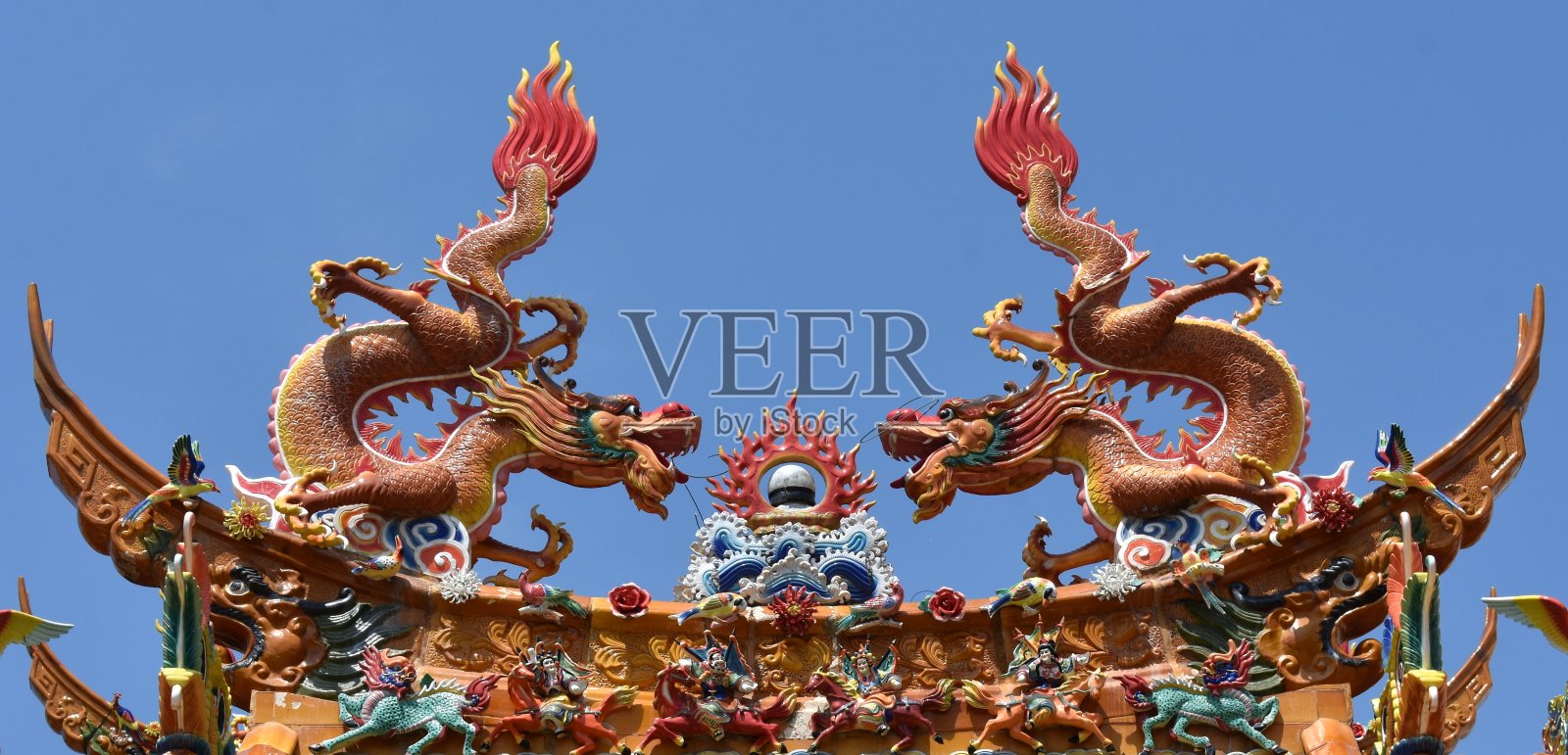 马来西亚槟城一座中国寺庙的彩色屋顶照片摄影图片