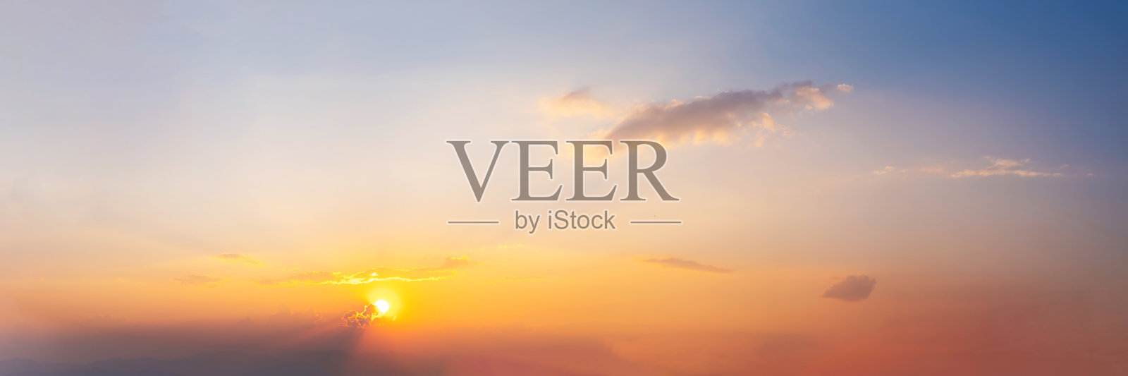 戏剧性的充满活力的色彩和美丽的云彩日出和日落全景。照片摄影图片