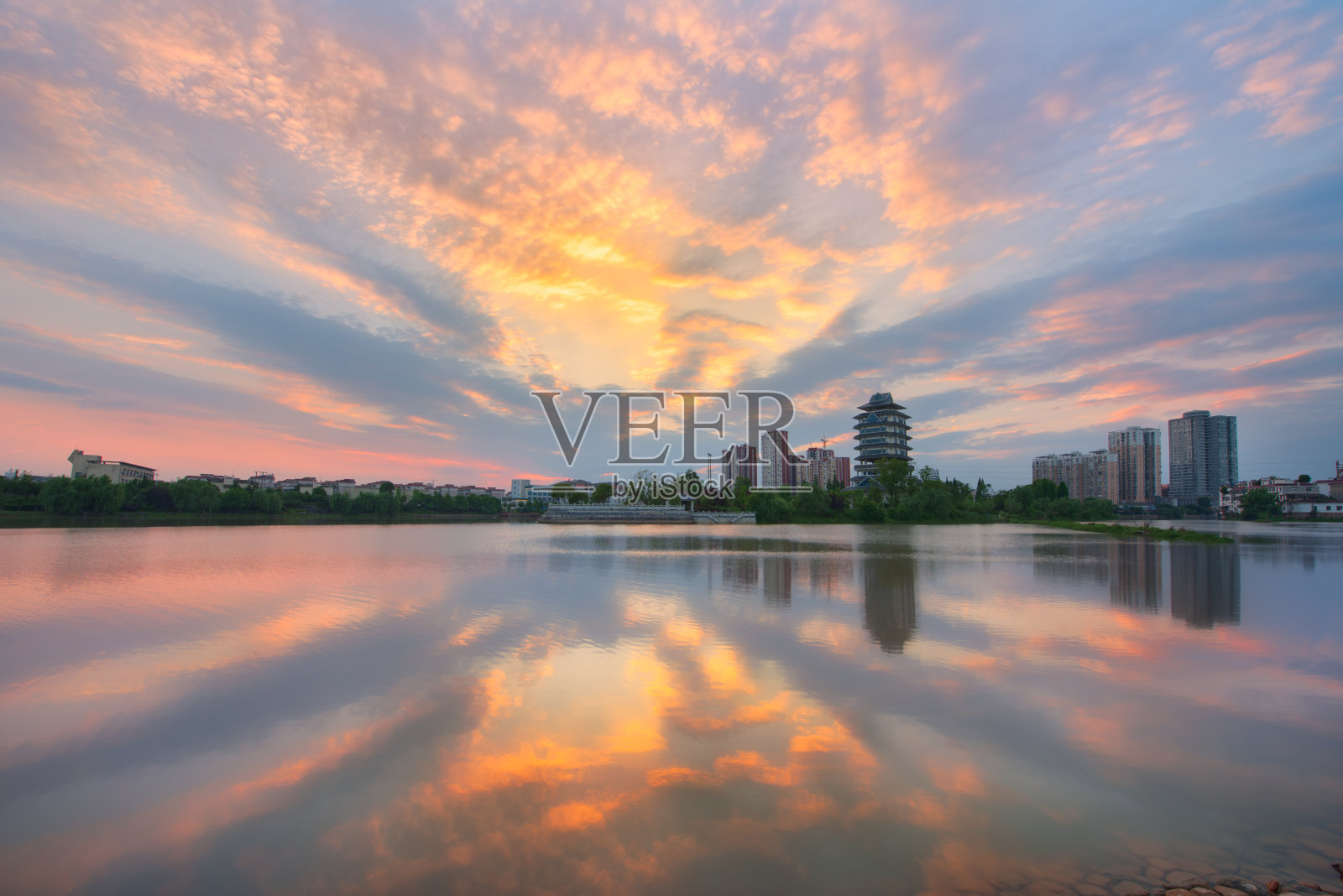 美丽的风景,中国上海,城市的夜晚,烟花的场景。照片摄影图片