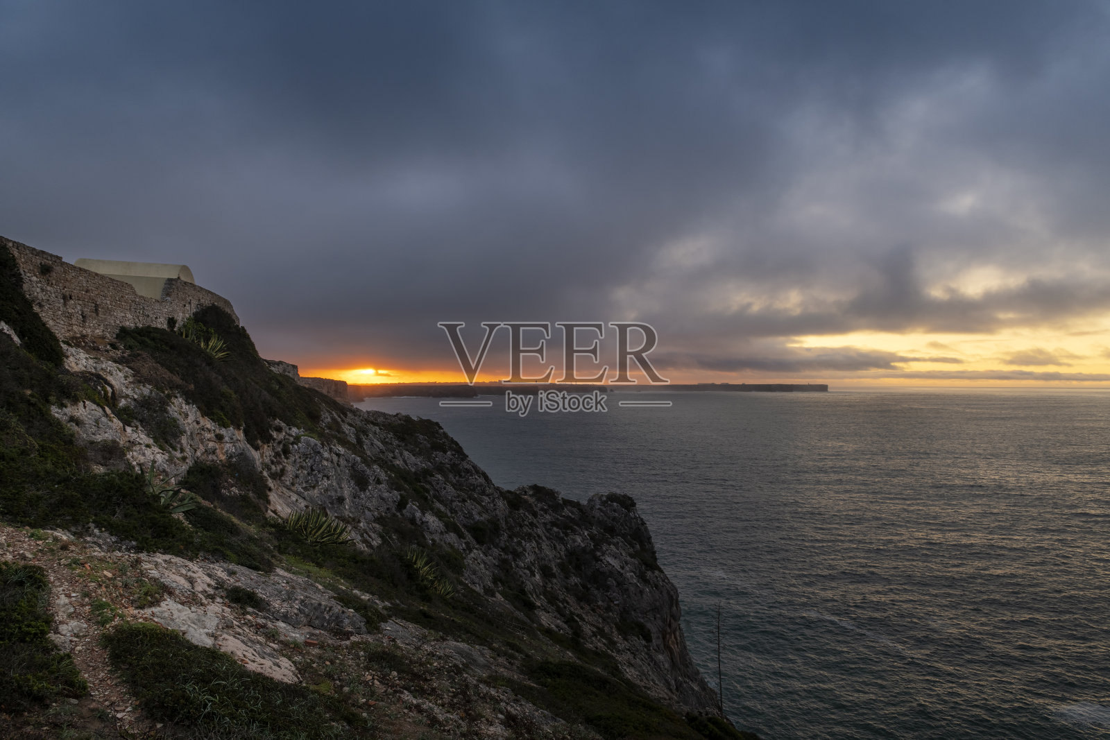 在阿尔加维,日出时从贝利切堡可以看到萨格雷斯海角的美丽风景照片摄影图片