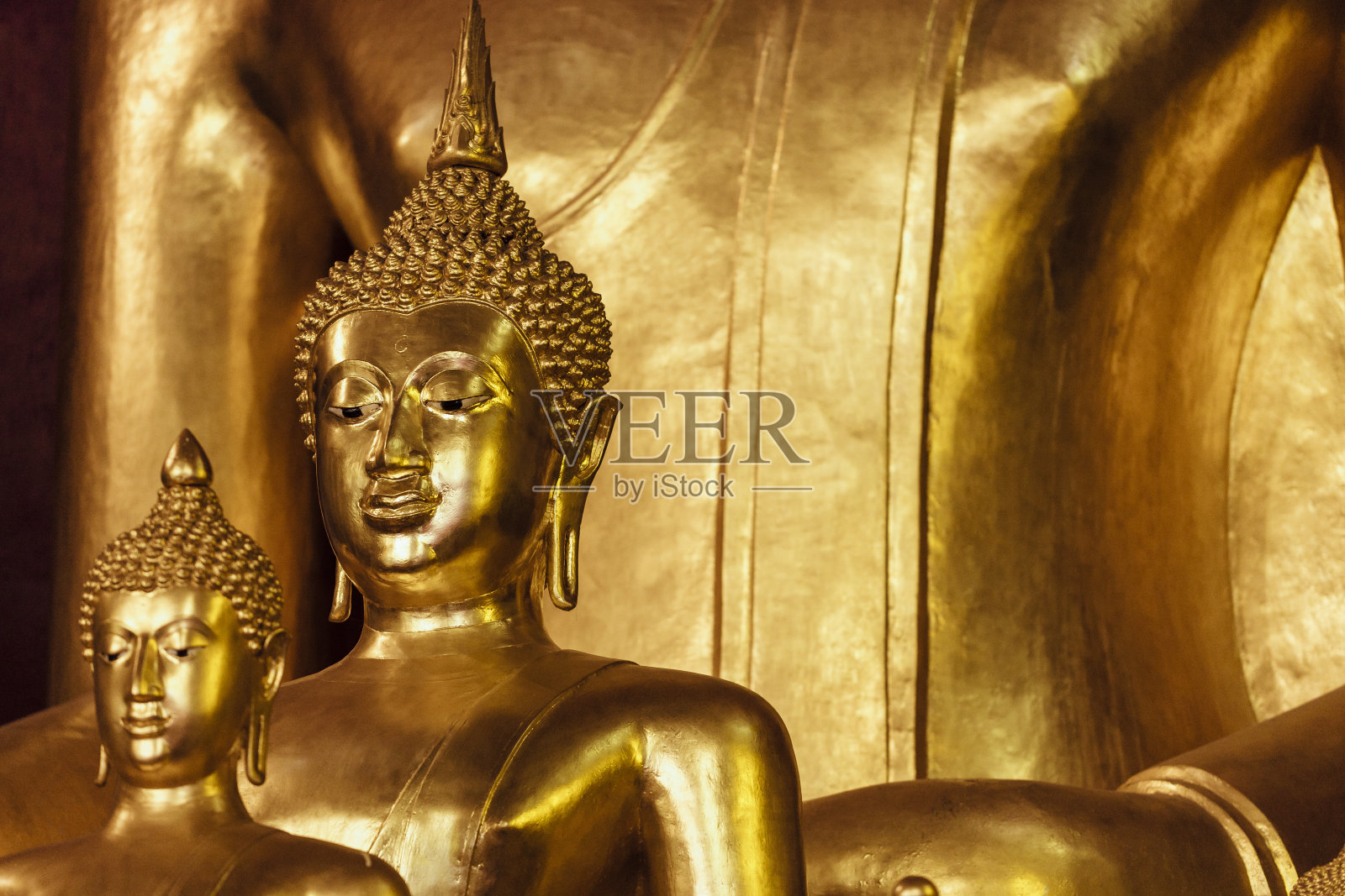 泰国清迈的金佛雕像照片摄影图片