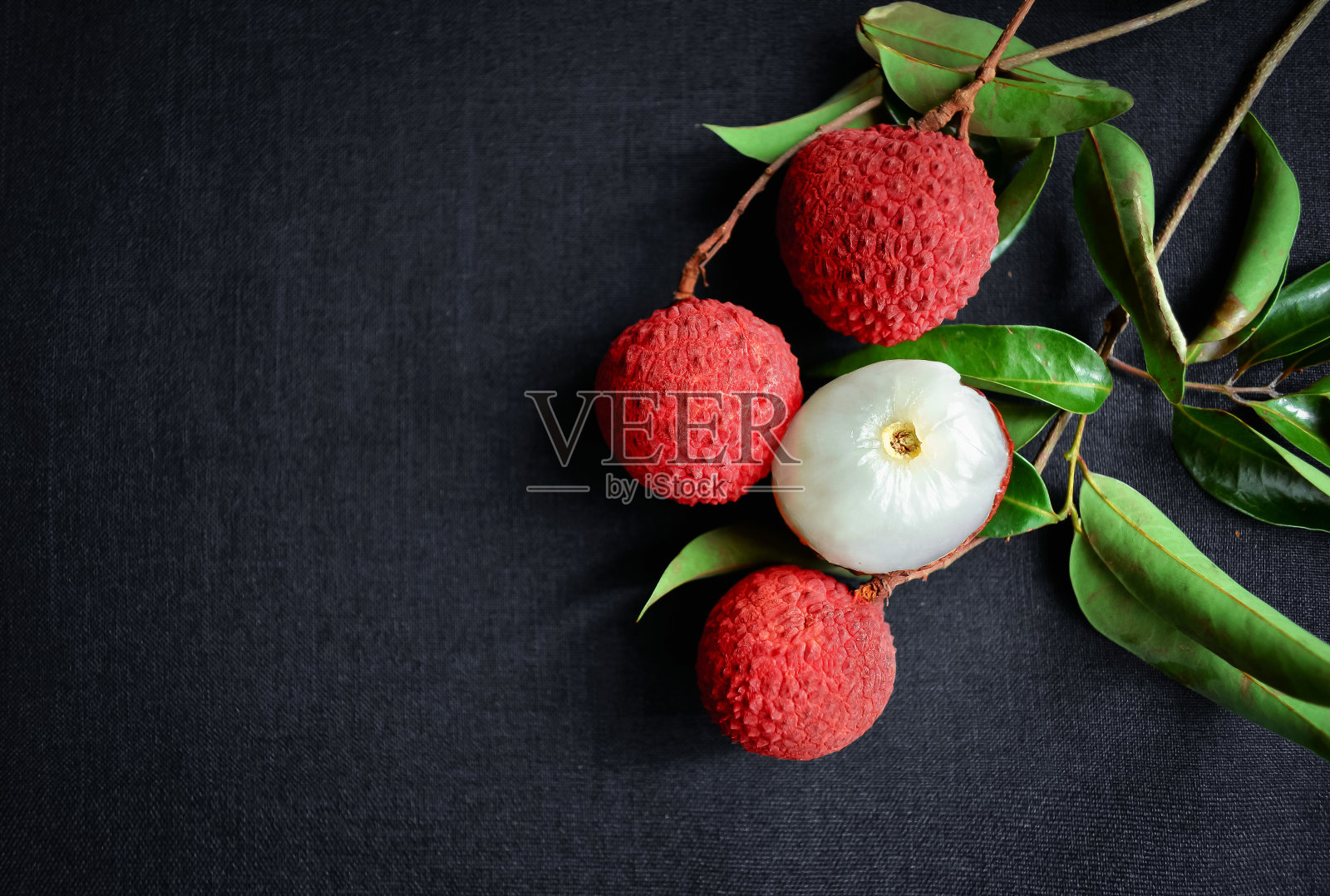 鲜果荔枝衣服背景,俯视图照片,复制文字空间照片摄影图片