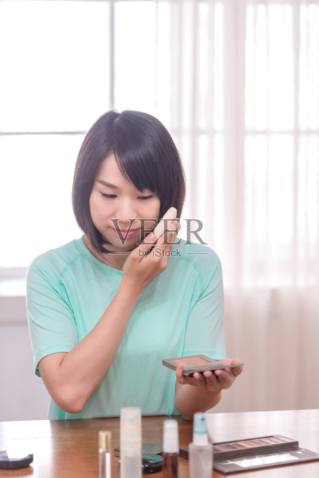 亚洲女性在房间里化妆照片摄影图片