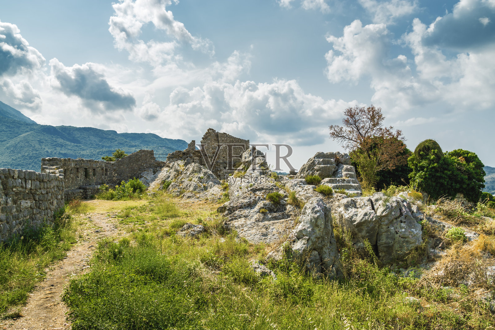 黑山巴尔城附近的斯塔里巴尔镇城堡废墟的阳光视图。照片摄影图片