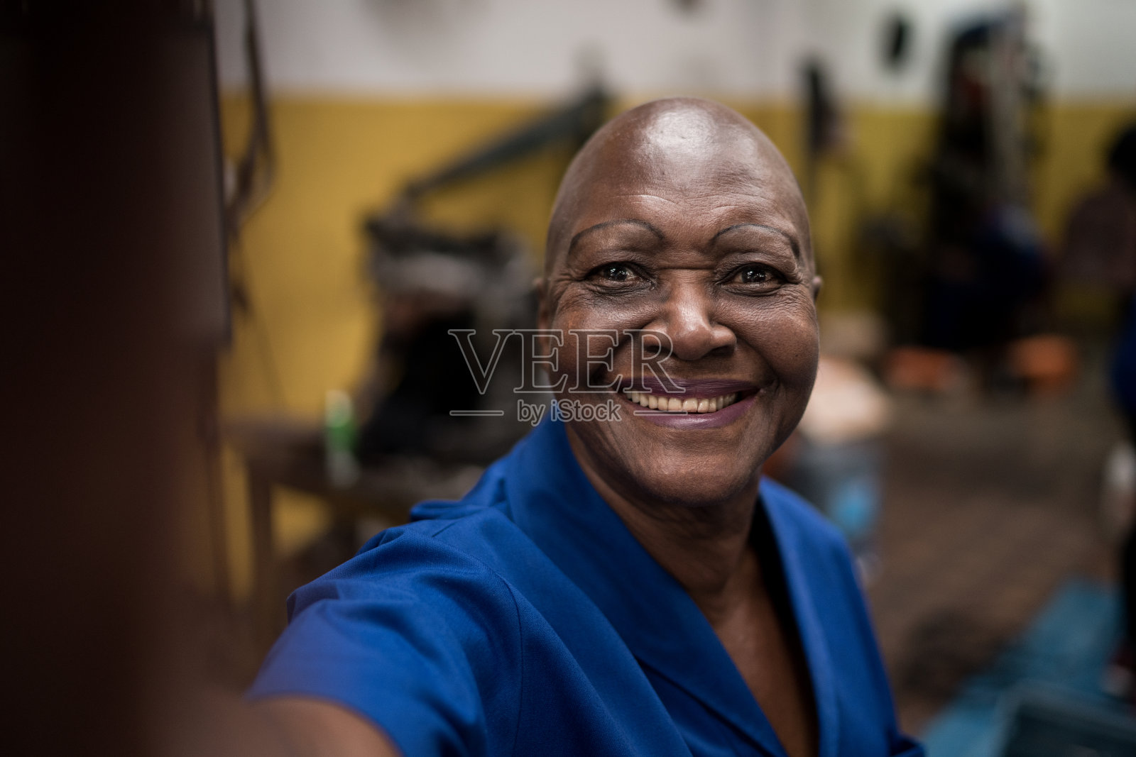 肖像妇女机械在汽车修理厂照片摄影图片