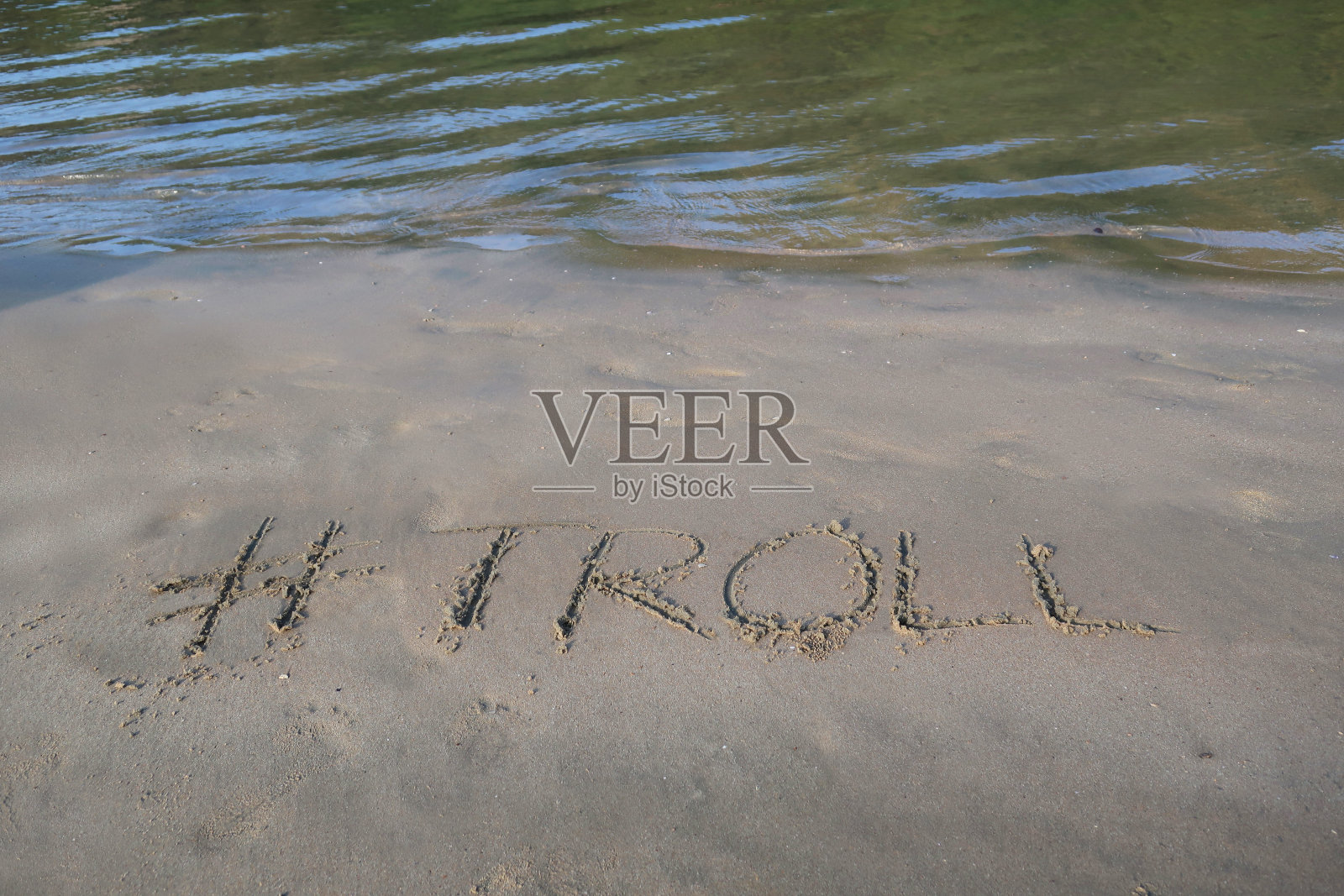 图片上的标签标签写在阳光明媚的海滩上,文字写在沙滩上,Palolem海滩,印度果阿,概念社交媒体照片上的手写在金色的沙子与现代标签前缀照片摄影图片