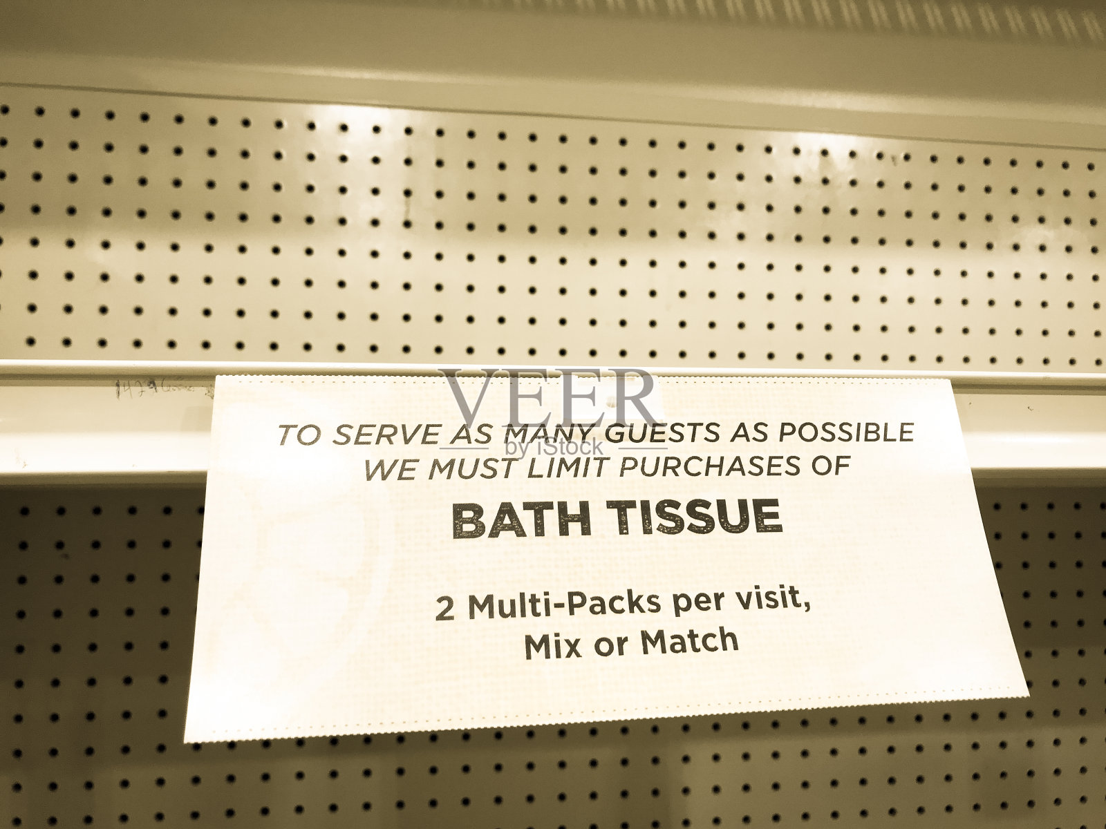 货架空了:商店的牌子上写着禁止使用卫生纸照片摄影图片