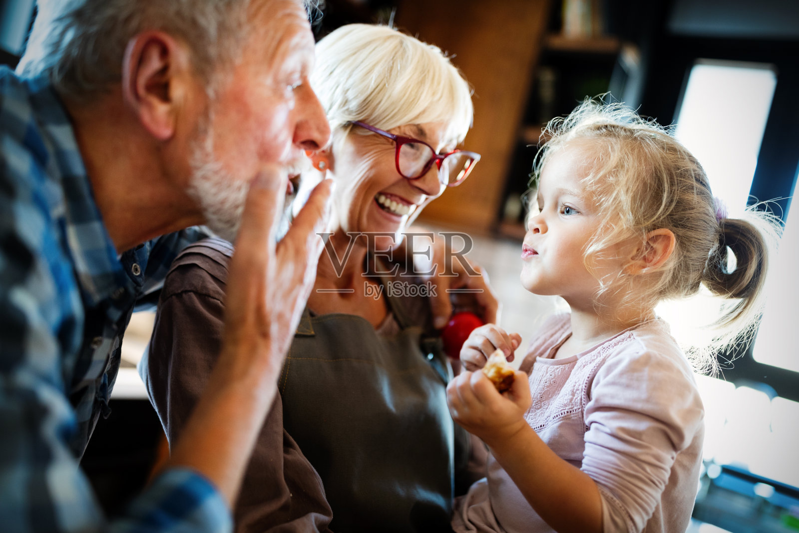 祖父母和孙辈在厨房做早餐照片摄影图片
