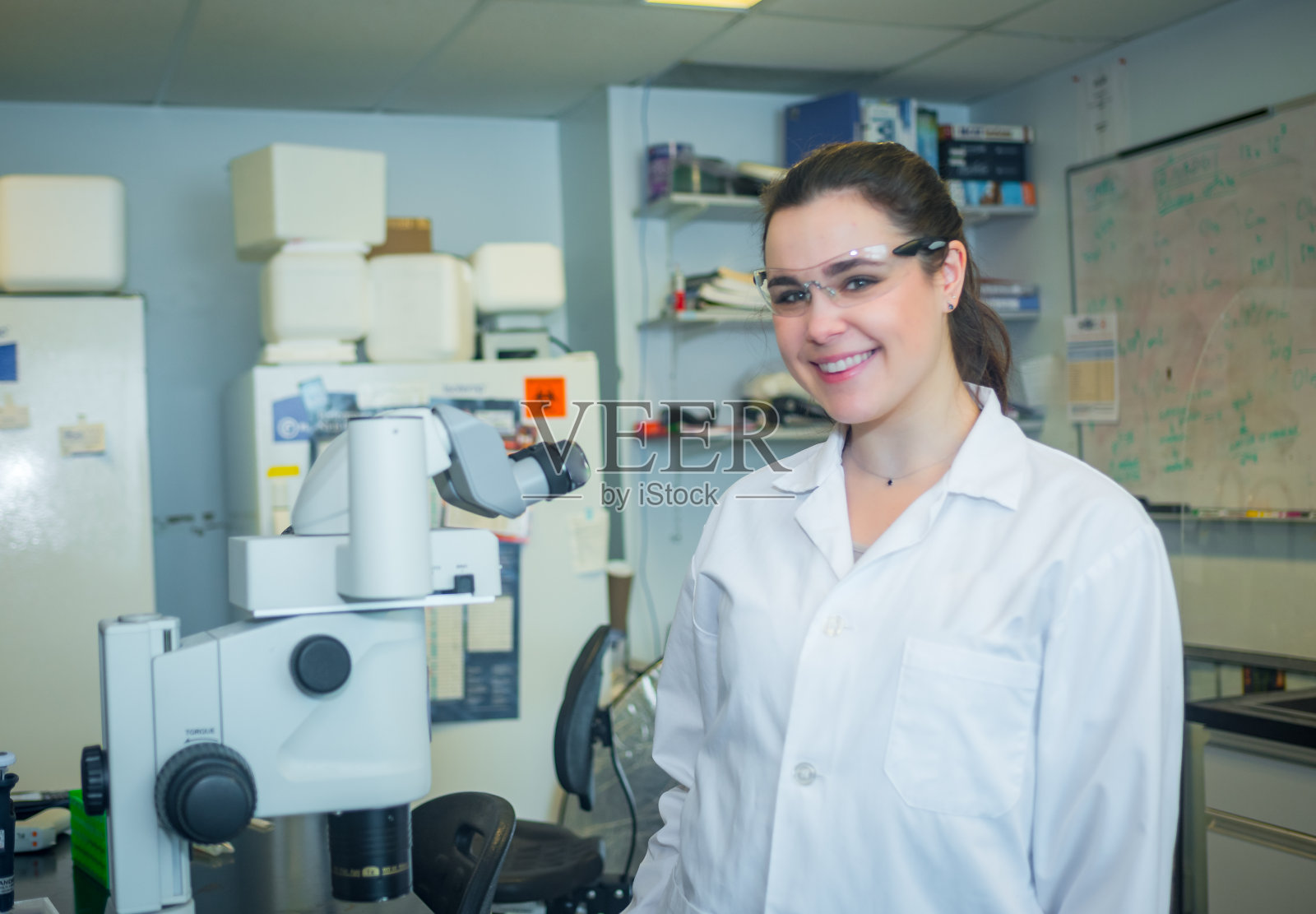 自信的女科学家照片照片摄影图片