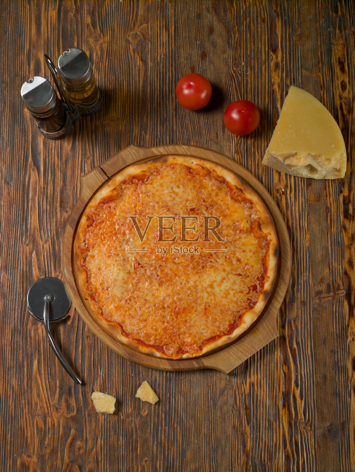 披萨,西红柿,奶酪,橄榄油放在木桌上照片摄影图片