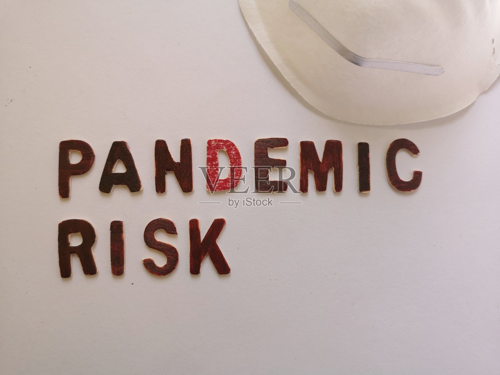 白色背景上的流行木铭文照片摄影图片