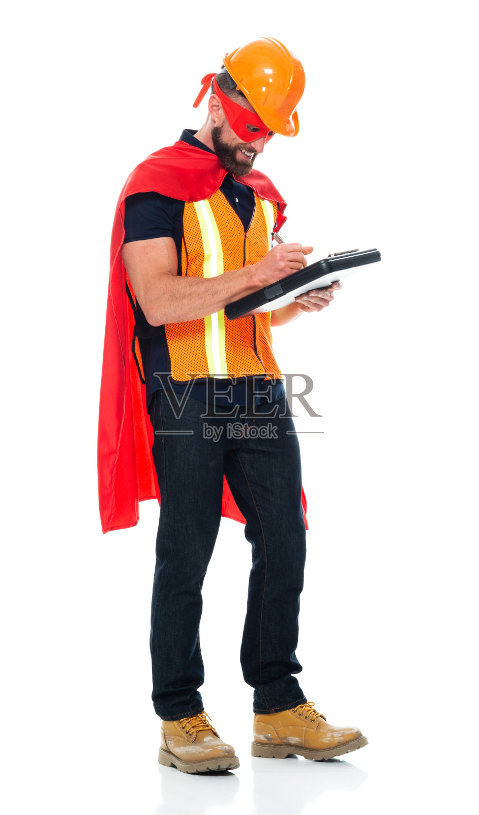 男人建筑承包商披着斗篷拿着清单进行维修照片摄影图片