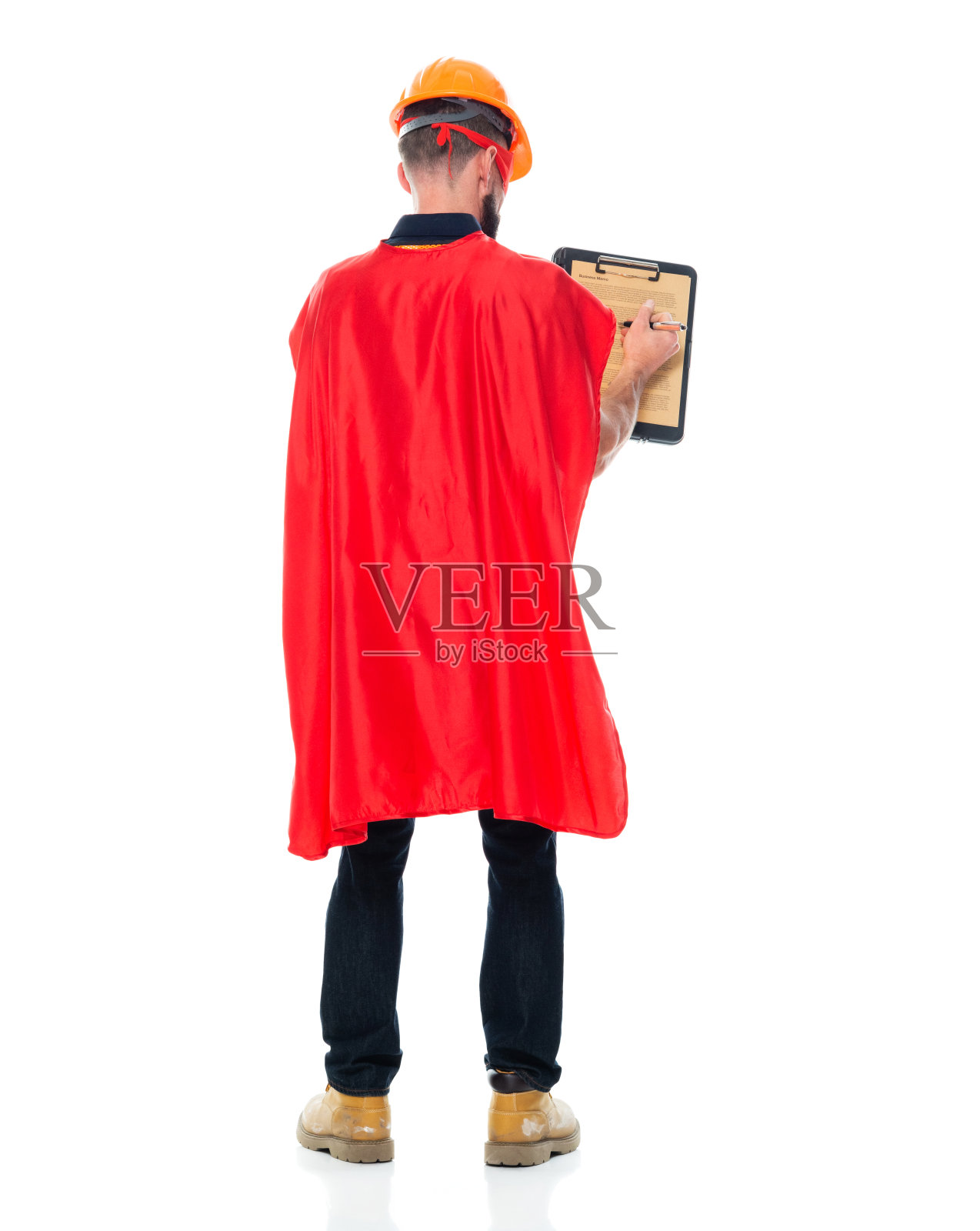 戴口罩的工人阶级在白色背景前维修,手持清单照片摄影图片