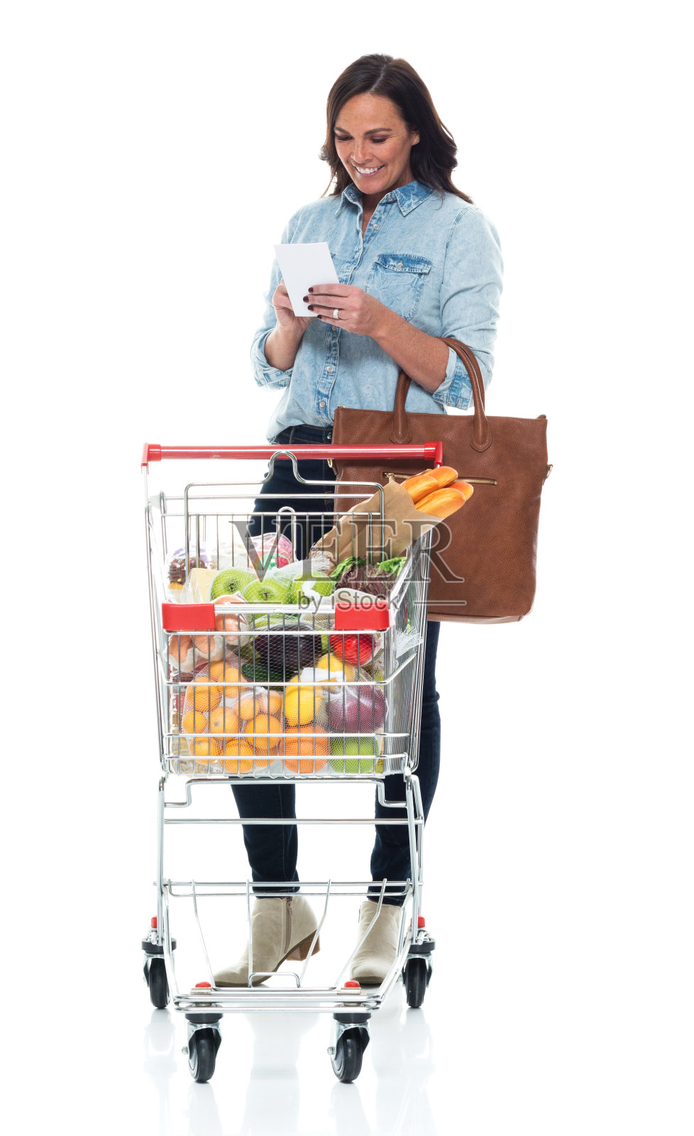 在白色背景前拿着笔记本和笔的中年白人照片摄影图片