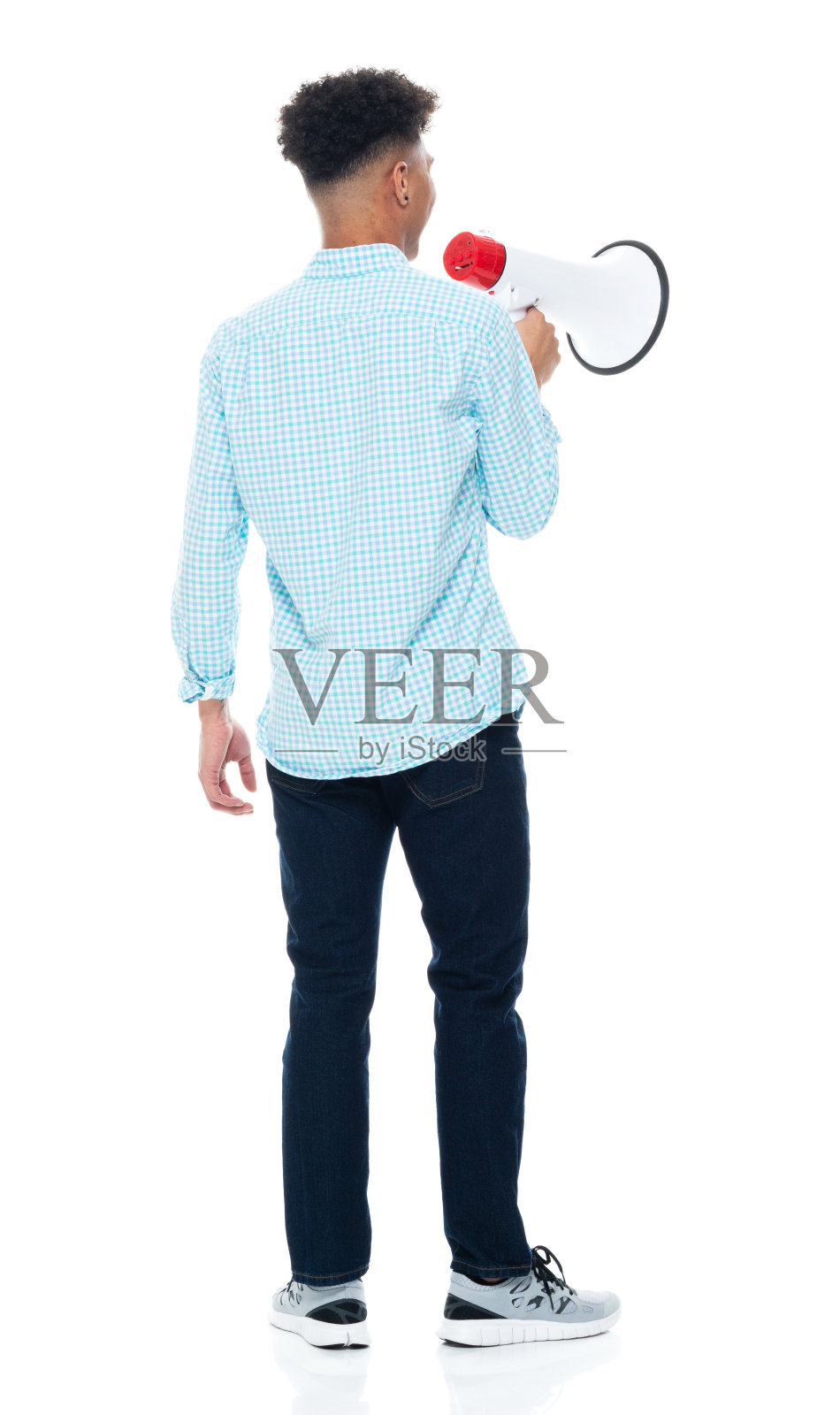 身穿纽扣衬衫的非洲裔男人手持扩音器站在白色背景前照片摄影图片