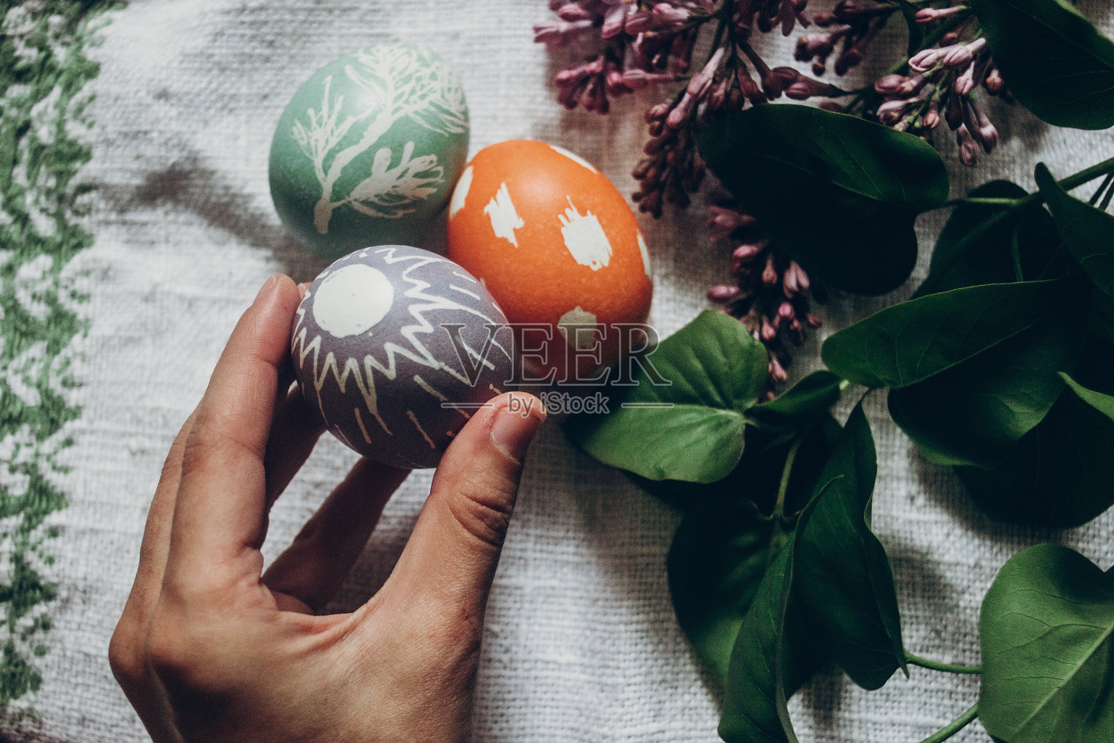 手持复活节彩蛋照片摄影图片