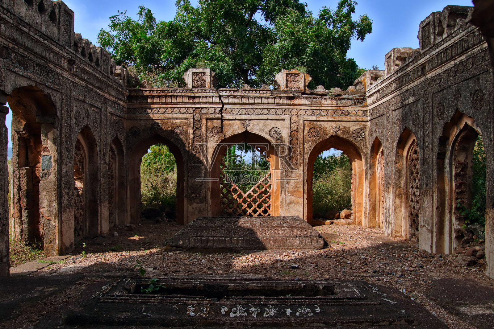 Hazrat Khalilullah墓前有两个坟墓照片摄影图片