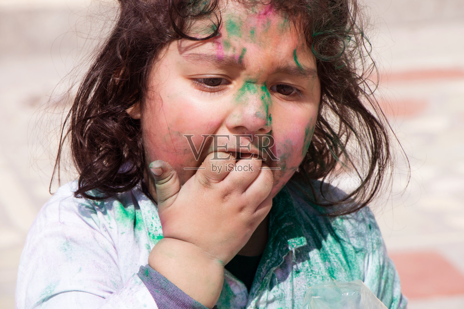 女孩享受胡里节色彩照片摄影图片