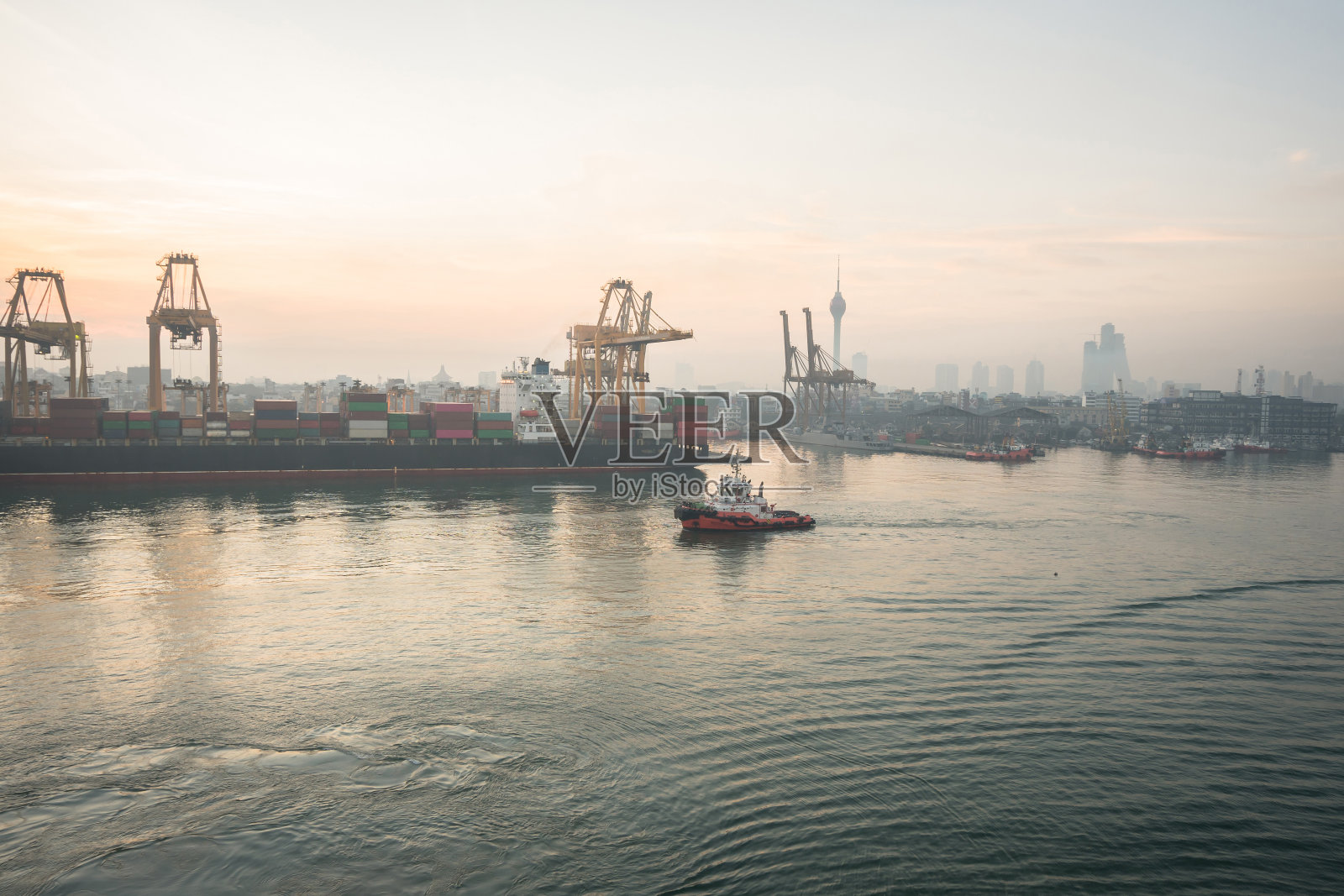 货船在科伦坡港过境。照片摄影图片