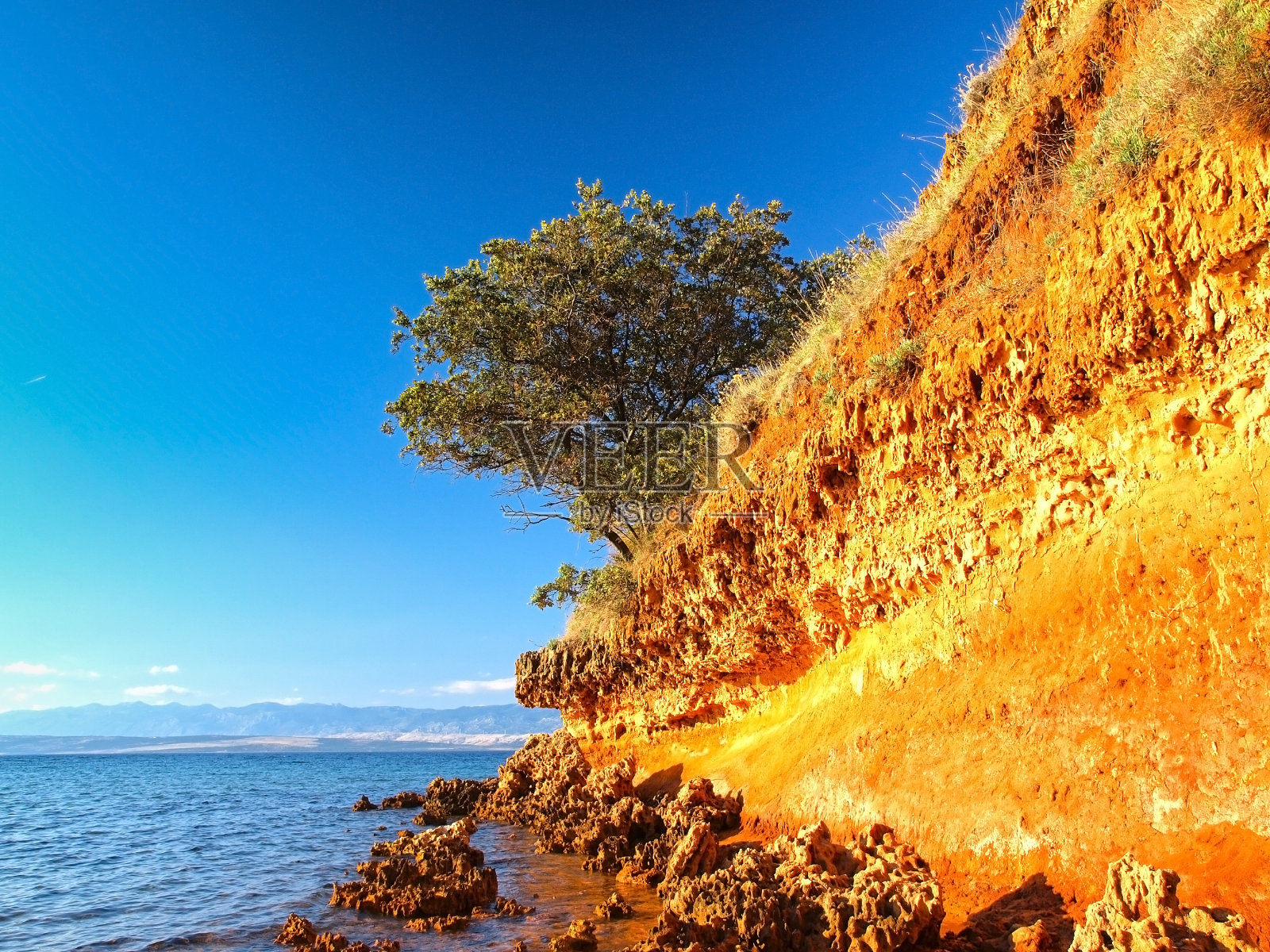 红色和蓝色的亚得里亚海照片摄影图片