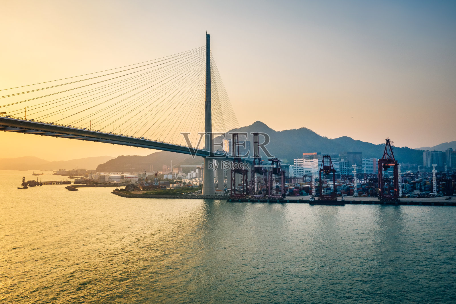 中国香港的桥梁和集装箱船码头鸟瞰图照片摄影图片